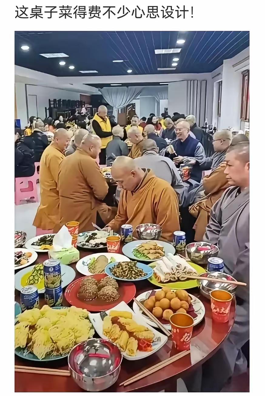 你确定这是斋饭啊？我怎么感觉吃的比我好多了？！这出家人挺会享受生活啊[捂脸哭]