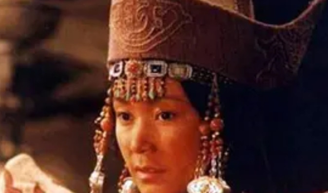 1178年，在羊毛堆之中，成吉思汗与一个十来岁的小姑娘发生了关系，而这是蒙古族最