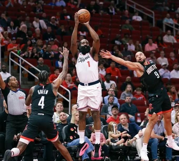 NBA历史造三分犯规排行榜：1.哈登：688次2.利拉德：299次3.库里