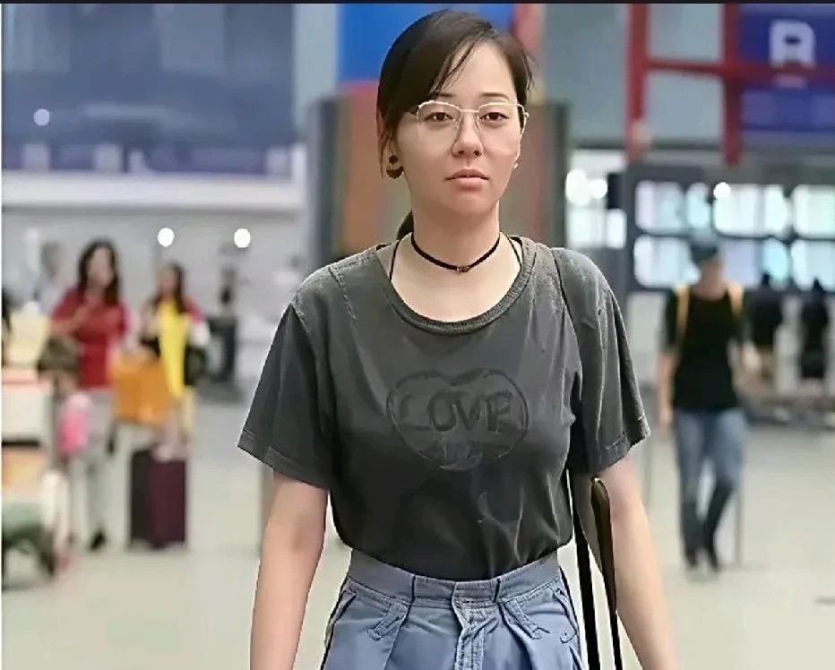 歌手张靓颖素颜的样子，大家还能认得出吗？