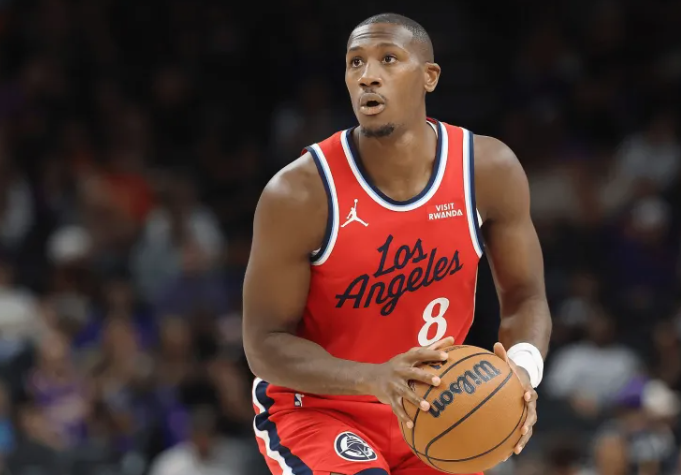 NBA常规赛，快船以131-90大胜国王。本场比赛，后卫克里斯-邓恩出战21分