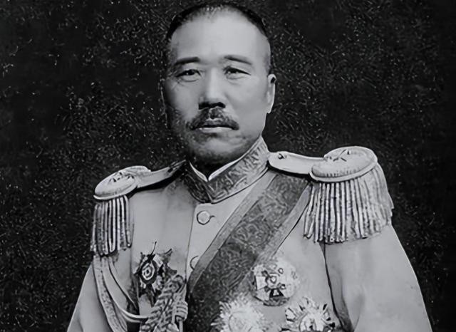 1932年，韩复榘邀请张宗昌前往戏园听戏，韩夫人起身让座，张却口无遮拦：“你顶了