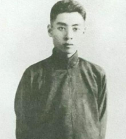 1927年，周总理不幸被捕，而负责审讯的正是他曾经的学生鲍靖中，只见他让其他人先