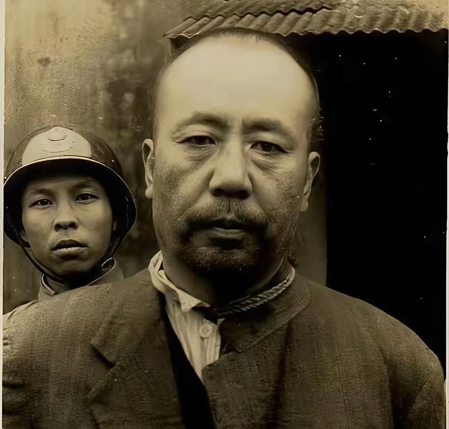 这不是剧照，而是陈宝仓烈士牺牲前，敌人给他拍下的最后影像，这位已经50岁的中年汉
