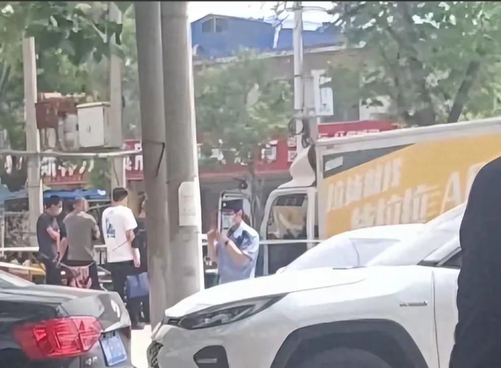 突然感觉现在社会的男人太累了。山东货拉拉司机，死在了车里，被发现的时候都已经臭