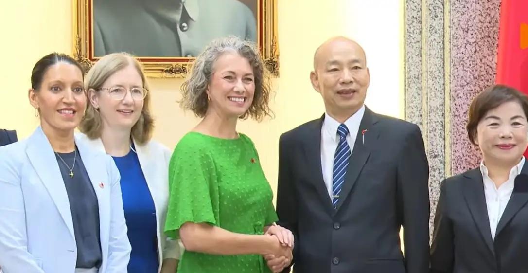 韩国瑜18日下午在台湾地区立法机构，会见了再度窜台的英国下议院议员柴萍恩一行。