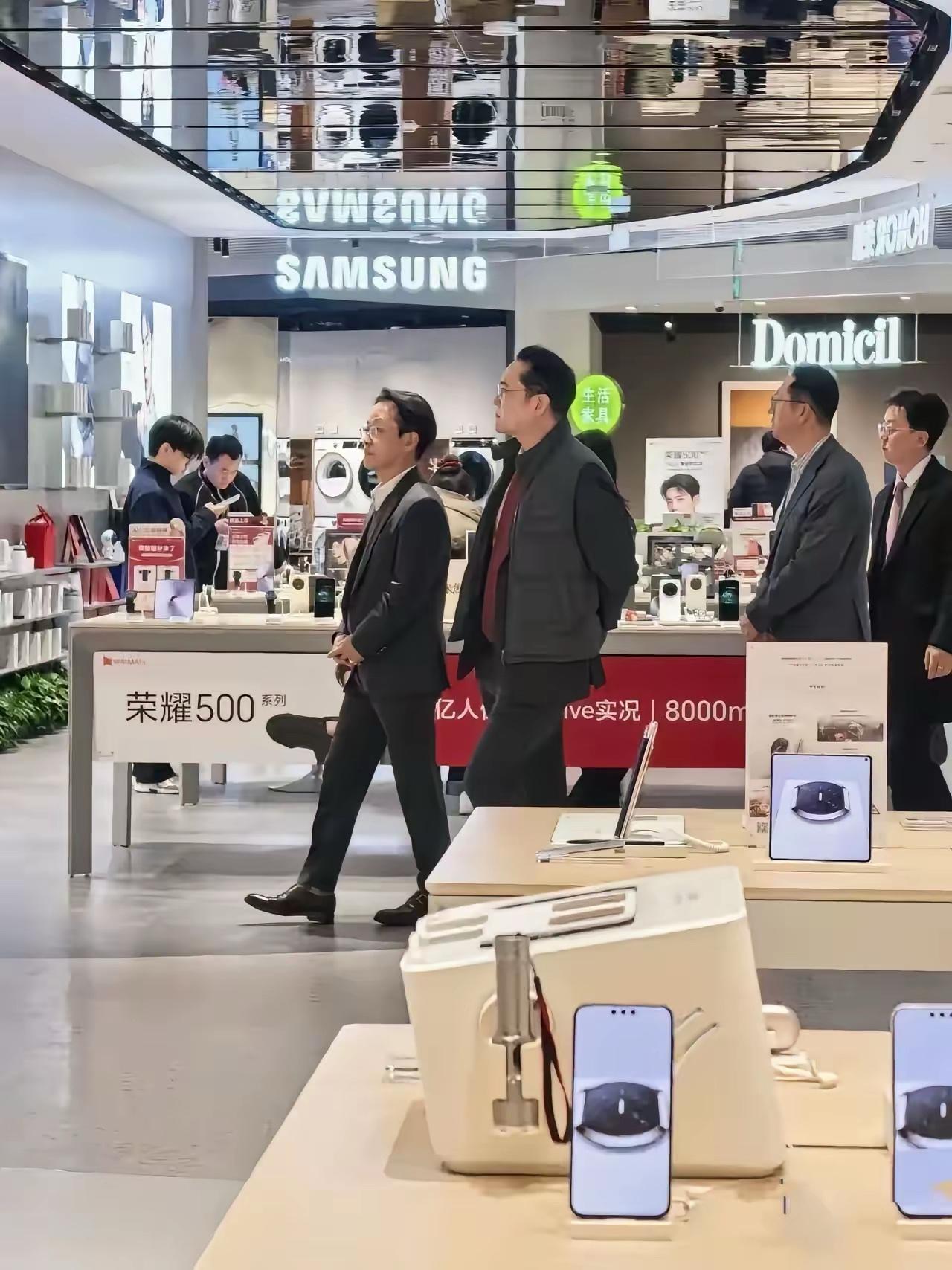 自己家店里人居然不多，这有点尴尬。