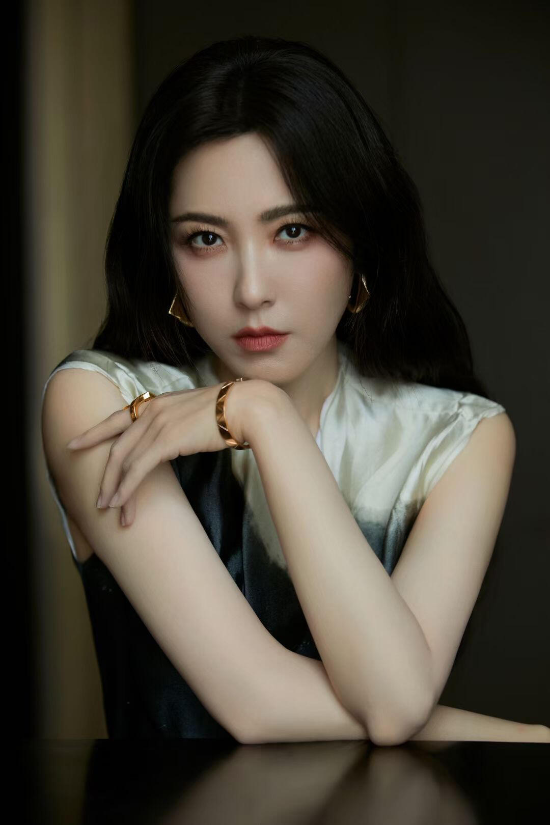 曾黎复刻40年前老照片时光倒流四十年！曾黎回到家乡复刻童年旧照，双马尾、黄外套、