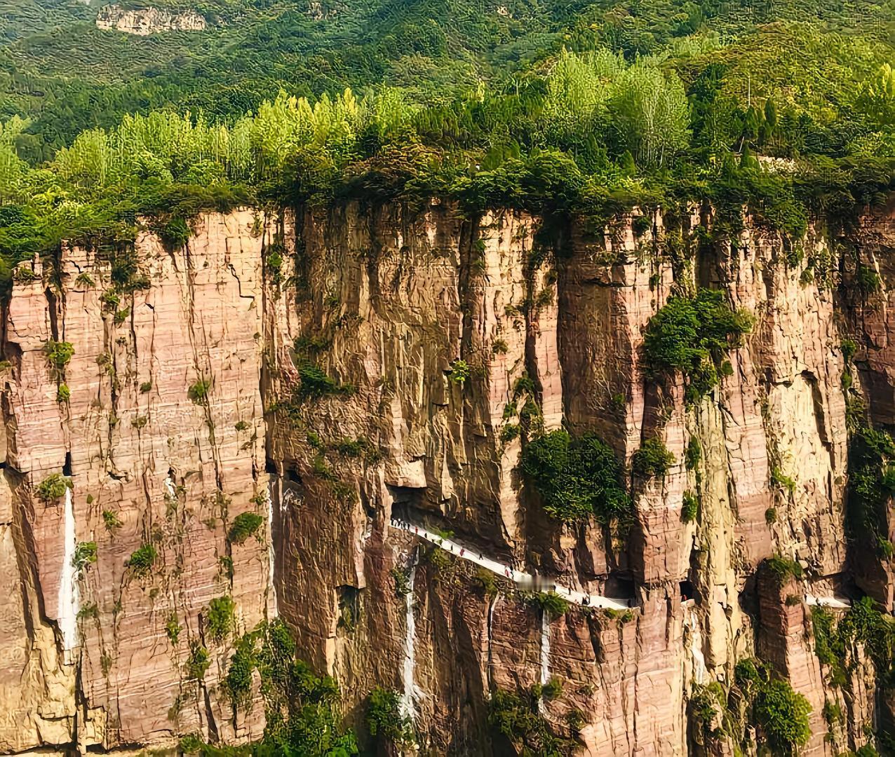 电影《举起手来》的取景地之一——郭亮村挂壁公路，你去过吗？郭亮村挂壁公路位于