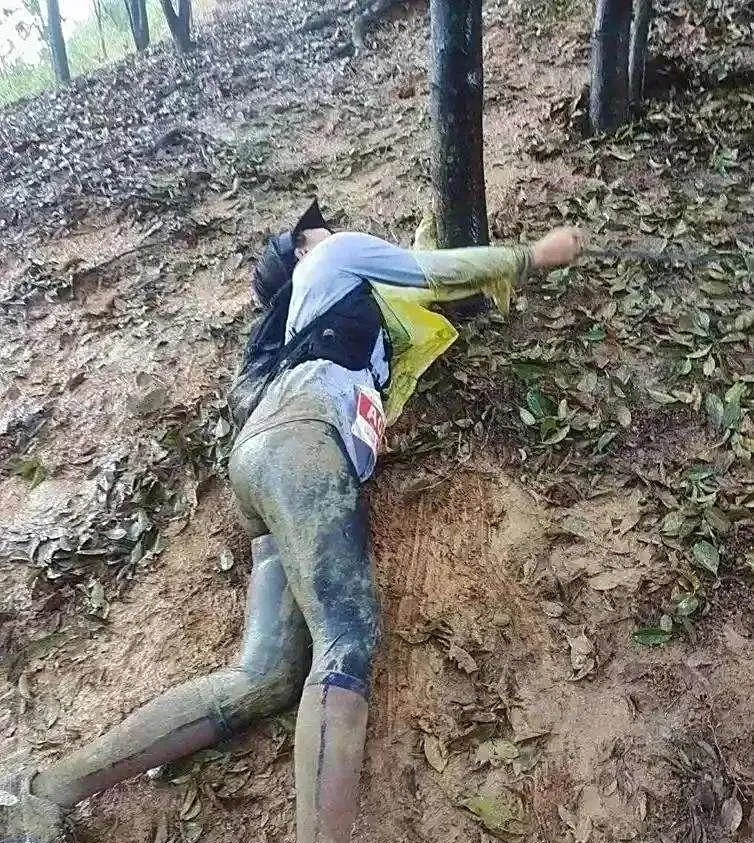 与女领导雨后同攀山路，当下该如何应对？