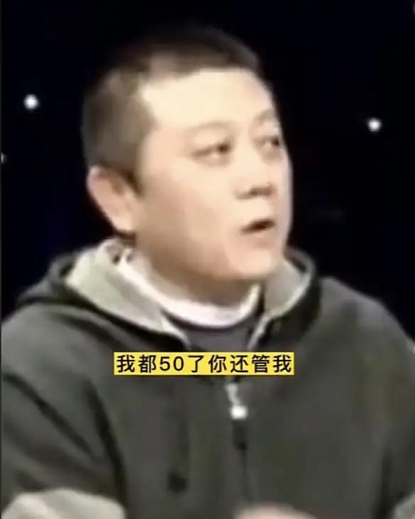 王朔推开家门，就看见母亲叉着膀子站在客厅，盯着窗台皱眉头：“你这窗台都脏成什么样