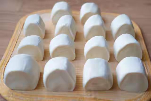 日常早餐常吃的馒头与面包，健康层面存在不小差距，单纯对比普通款式，原味馒头会更适