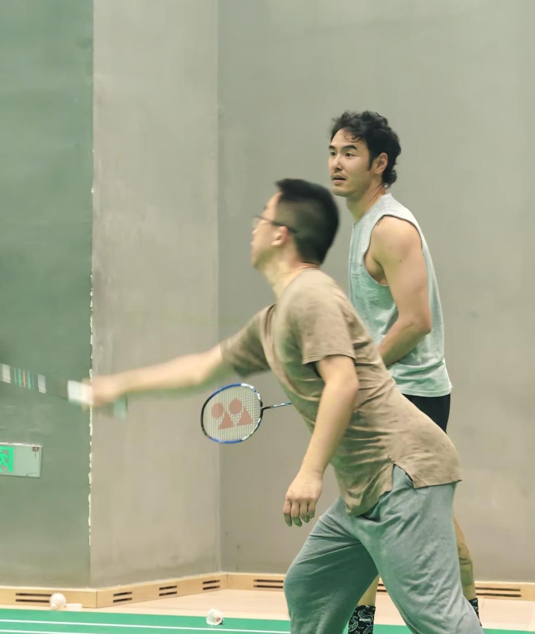 43岁阮经天和男性友人现身上海体育场打羽毛球，他穿着无袖上衣，脸部素颜，穿衣打扮