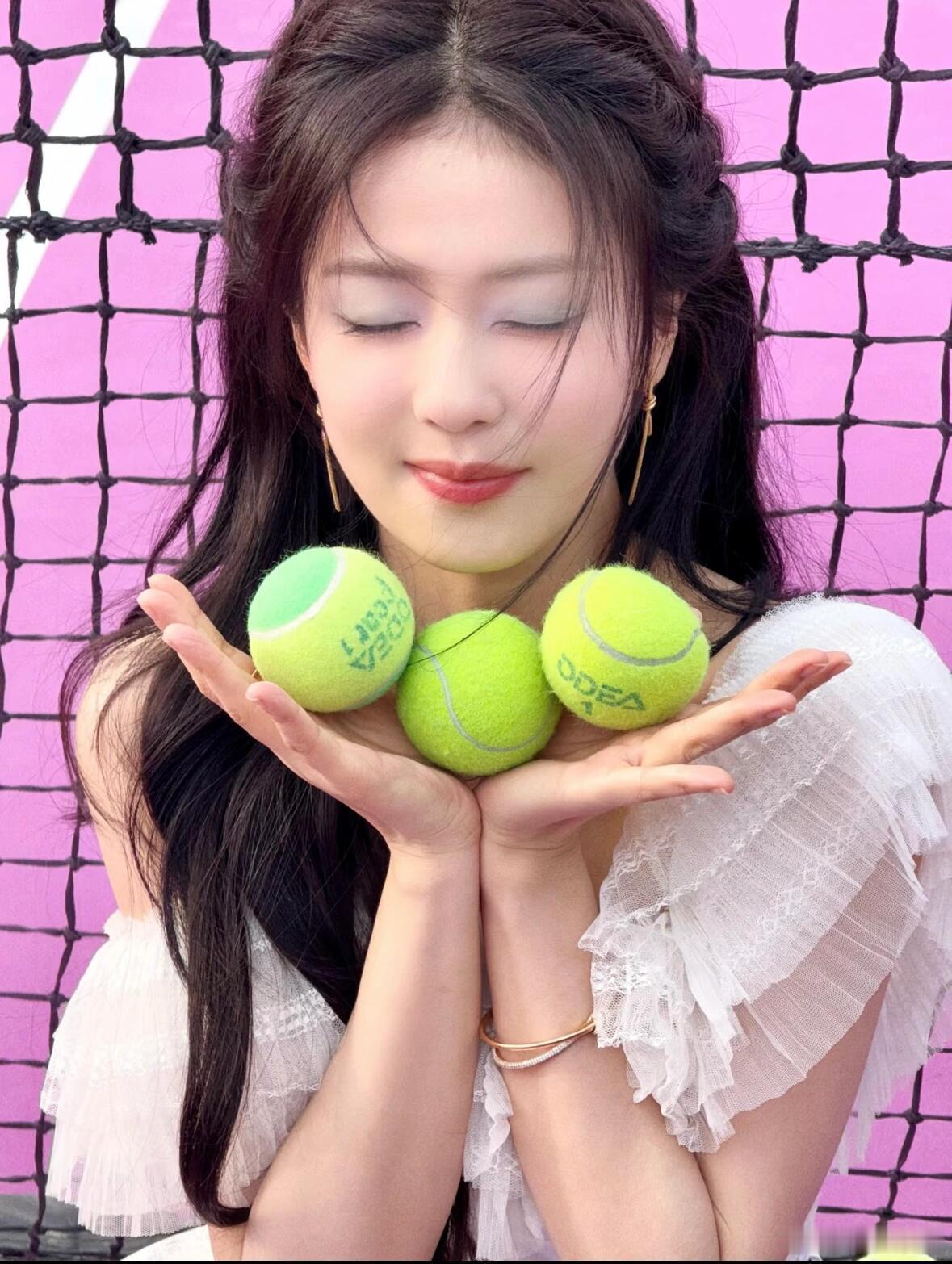 白鹿杨单发的新鲜白鹿！薄荷春天女神鹿鹿新图白鹿｜