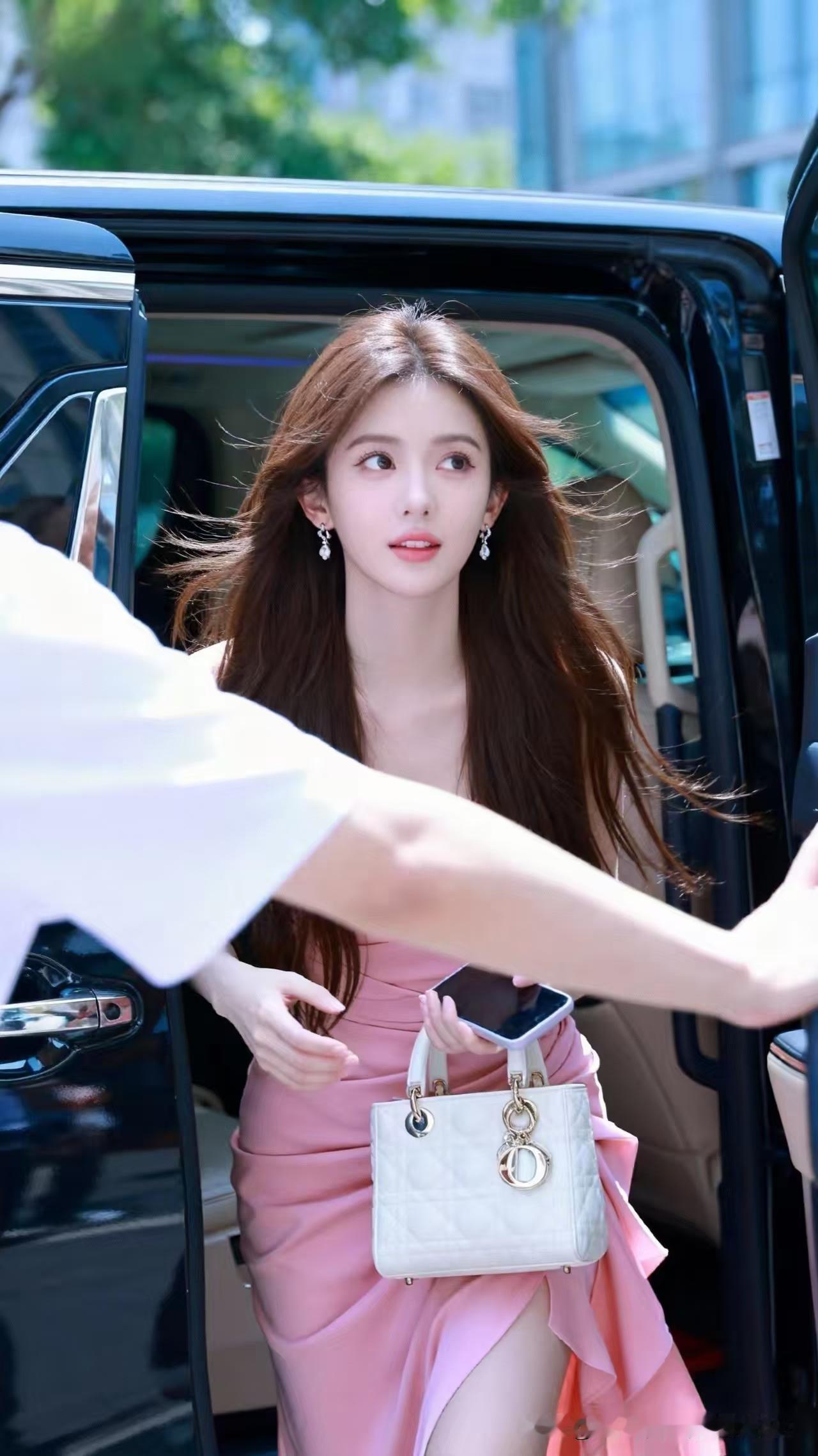 穿粉色晚礼服下车的女孩子，无任何不良导向