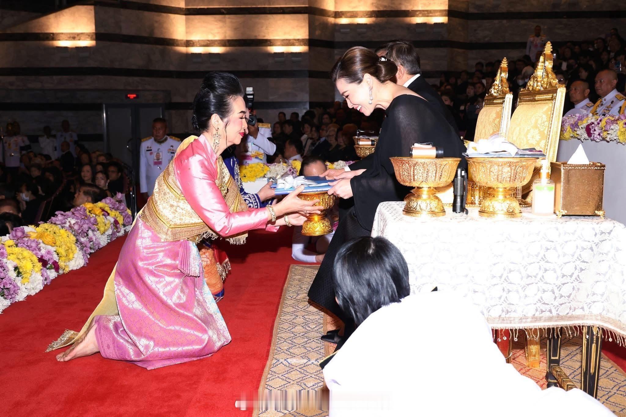 王室王室泰国王室素娘娘2025年12月23日，狗哥素娘娘观看孔剧。