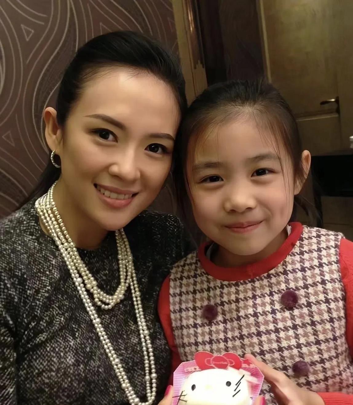 章子怡和汪峰合照的时候，汪峰大女儿也经常在边上，但是章子怡每次都是贴继女更近一点