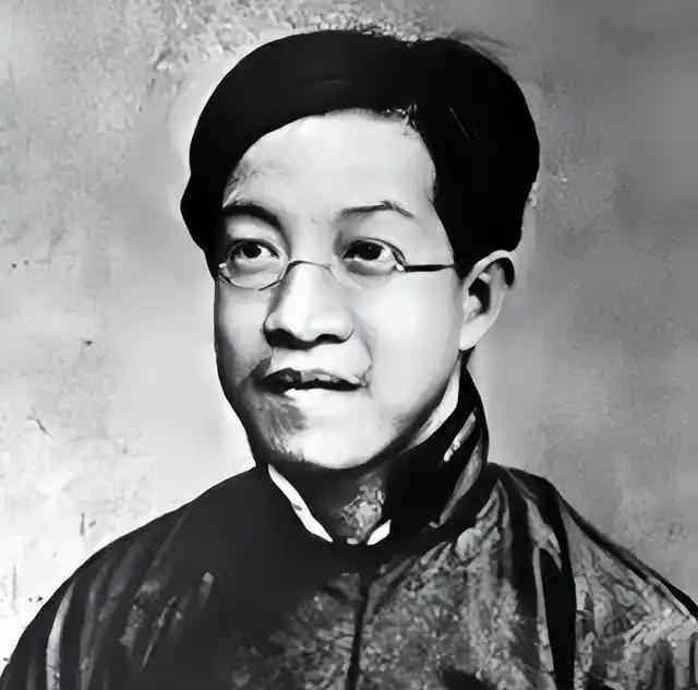 章太炎生活颇不讲卫生，他有个怪癖，即三个月不洗澡。换洗衣服，更不喜欢。为此，衣服