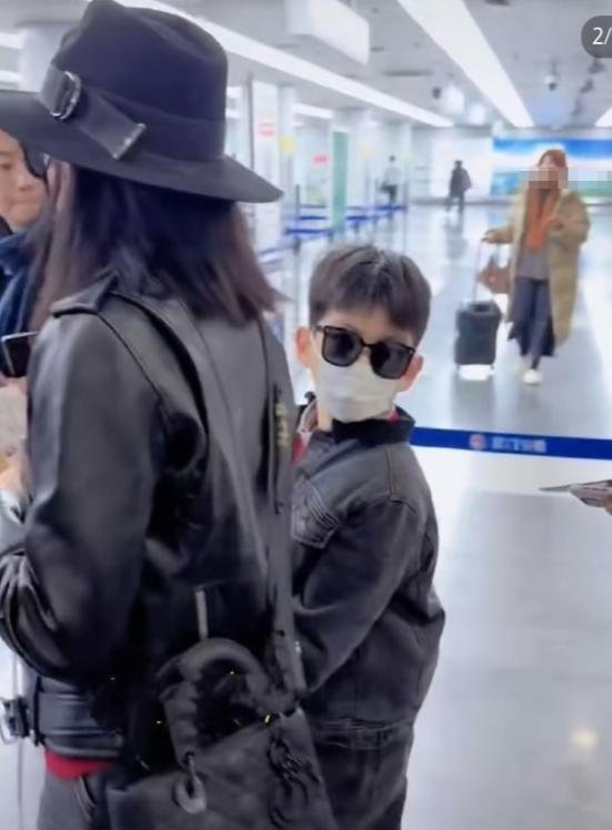 陈妍希带儿子现身海南！皮夹克配短裙又酷又飒，红色亲子装藏满母爱​​​