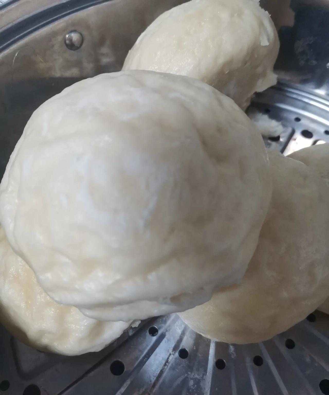 今天蒸馒头失手了，可是我还是没有找到原因，请行家里手指点。我按往常一样用酵母和