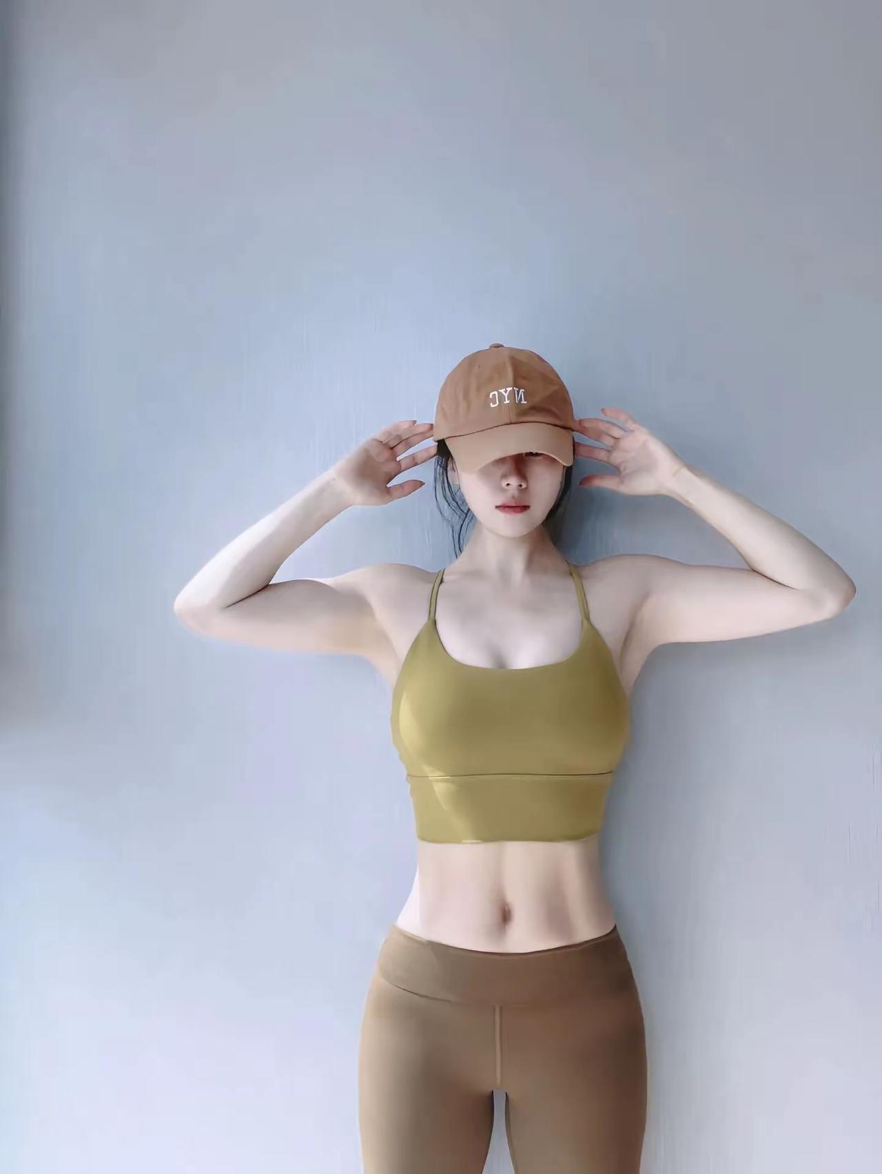 经常健身的女人，不单单是身材好。更重要的是具有自信的气质。