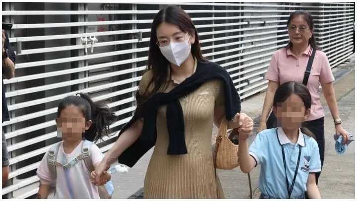 方媛挺巨肚送女儿上学，不用司机保姆真节省​​​