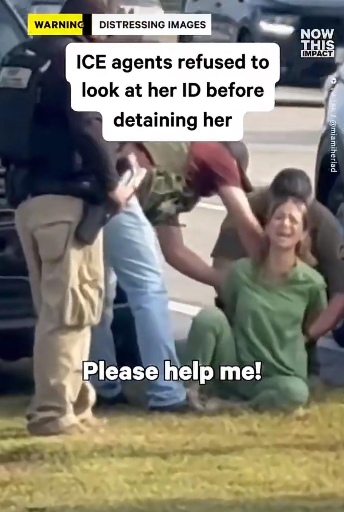 这名穿着手术服的医生，在下班途中被ice当街逮捕，她不停地喊着“救命”被一通搜查