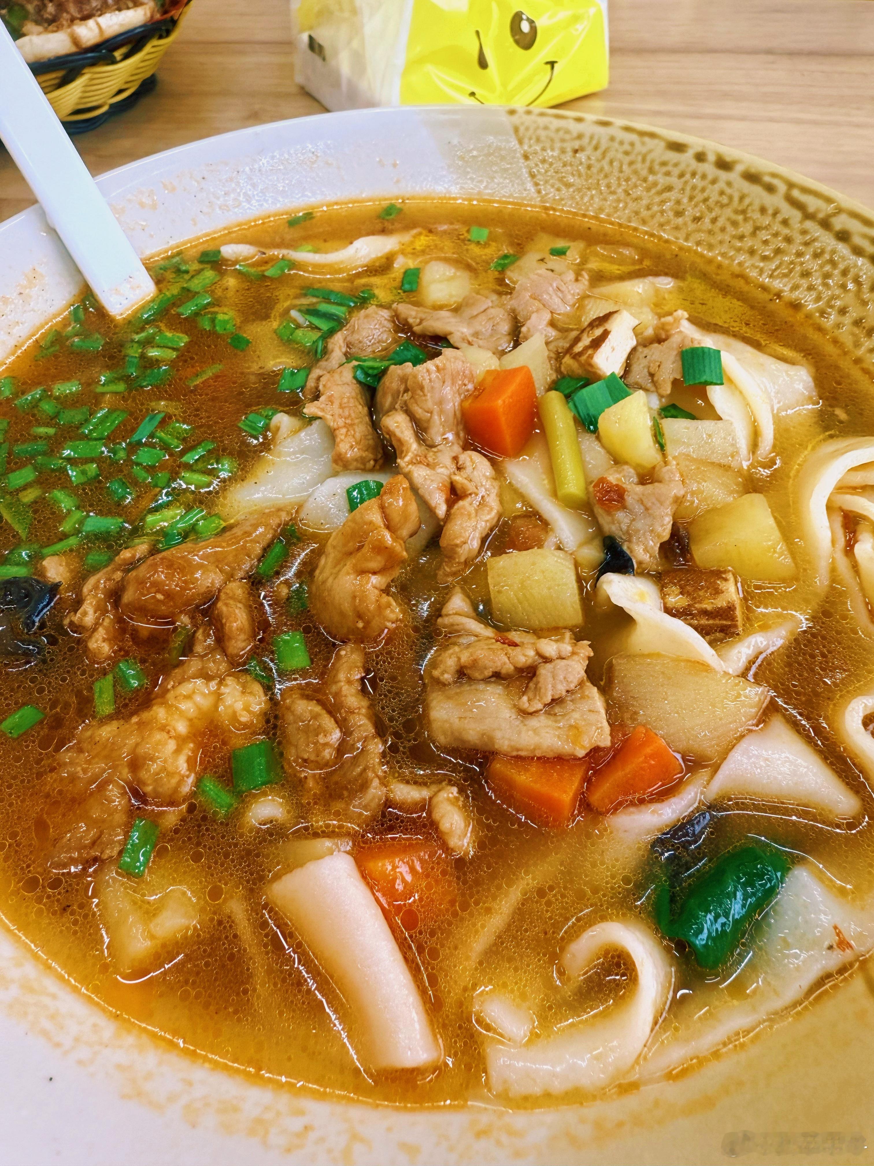 一碗杭州不太正宗的臊子面➕肉夹馍今天碳水爆炸，天冷了，来上一碗这样热火的臊子面，