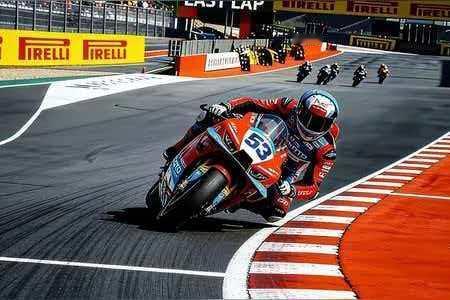 太牛了，张雪机车在WSBK荷兰站夺得练习赛第三，杆位赛第二名。要知道因为在葡