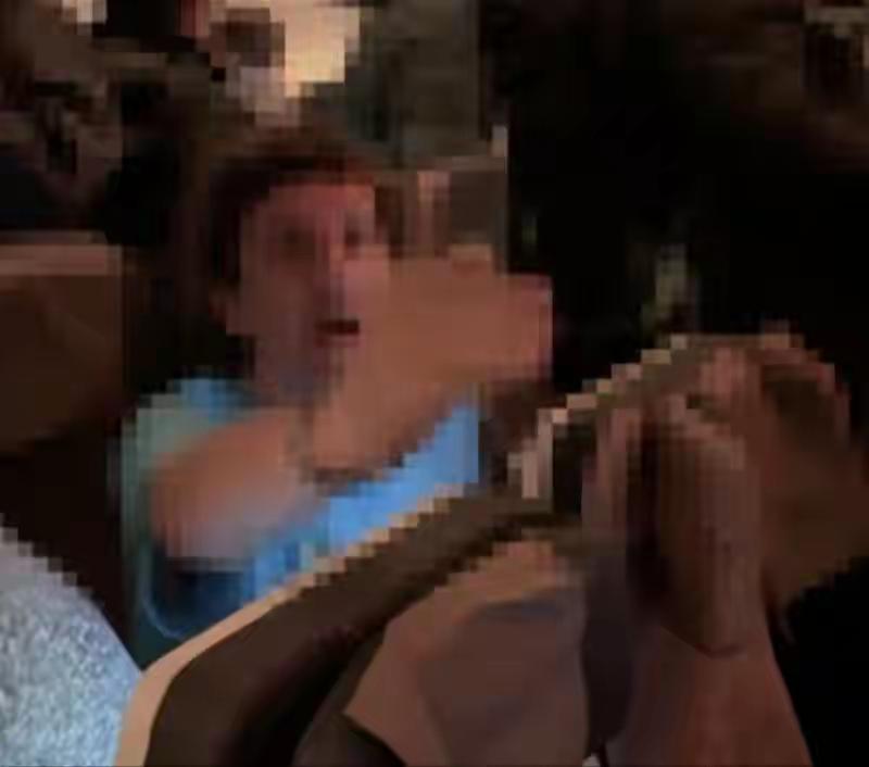 英国男子大闹中国航班！多次摸空姐屁股，还抽烟骂乘客，警方介入这个应该男子可真是