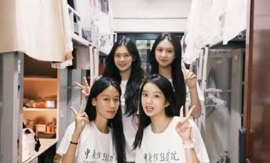 娱乐圈低调夫妻房子斌和杨雨婷女儿成功考入中央戏剧学院，室友晒合影她最出众哦！