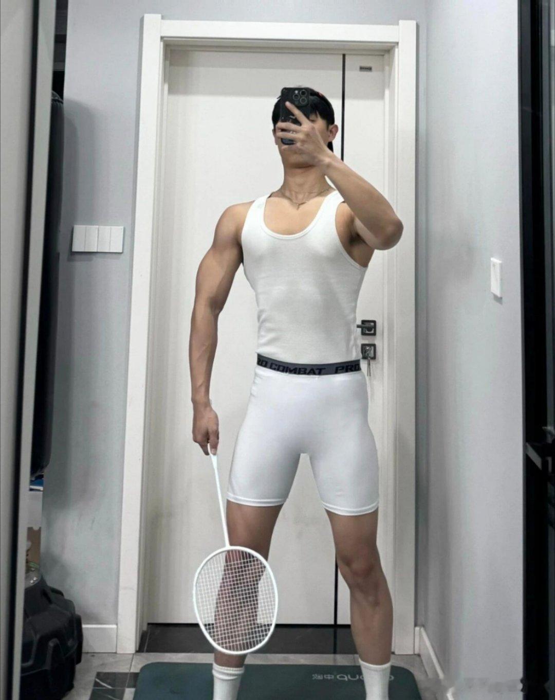 🏸白背心yyds！羽毛球搭子速来集合练完肩直接来整活！一身白主打一个清爽显