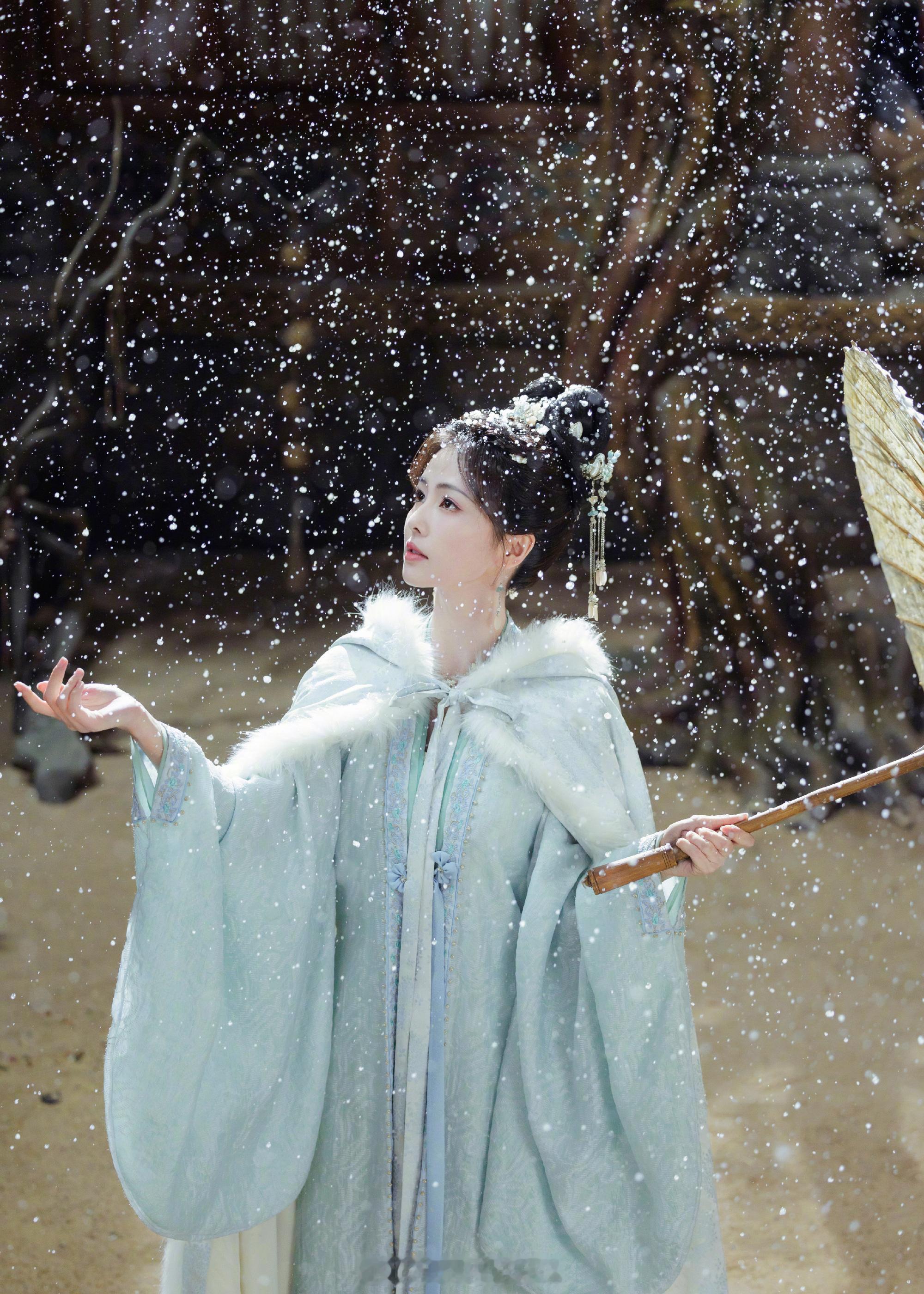 白鹿雪景撑伞唯美古风大片