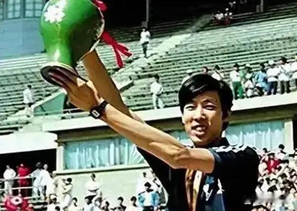 至今为止很难打破的几个田径记录，第一个，‌朱建华（男子跳高2.39米）‌：保