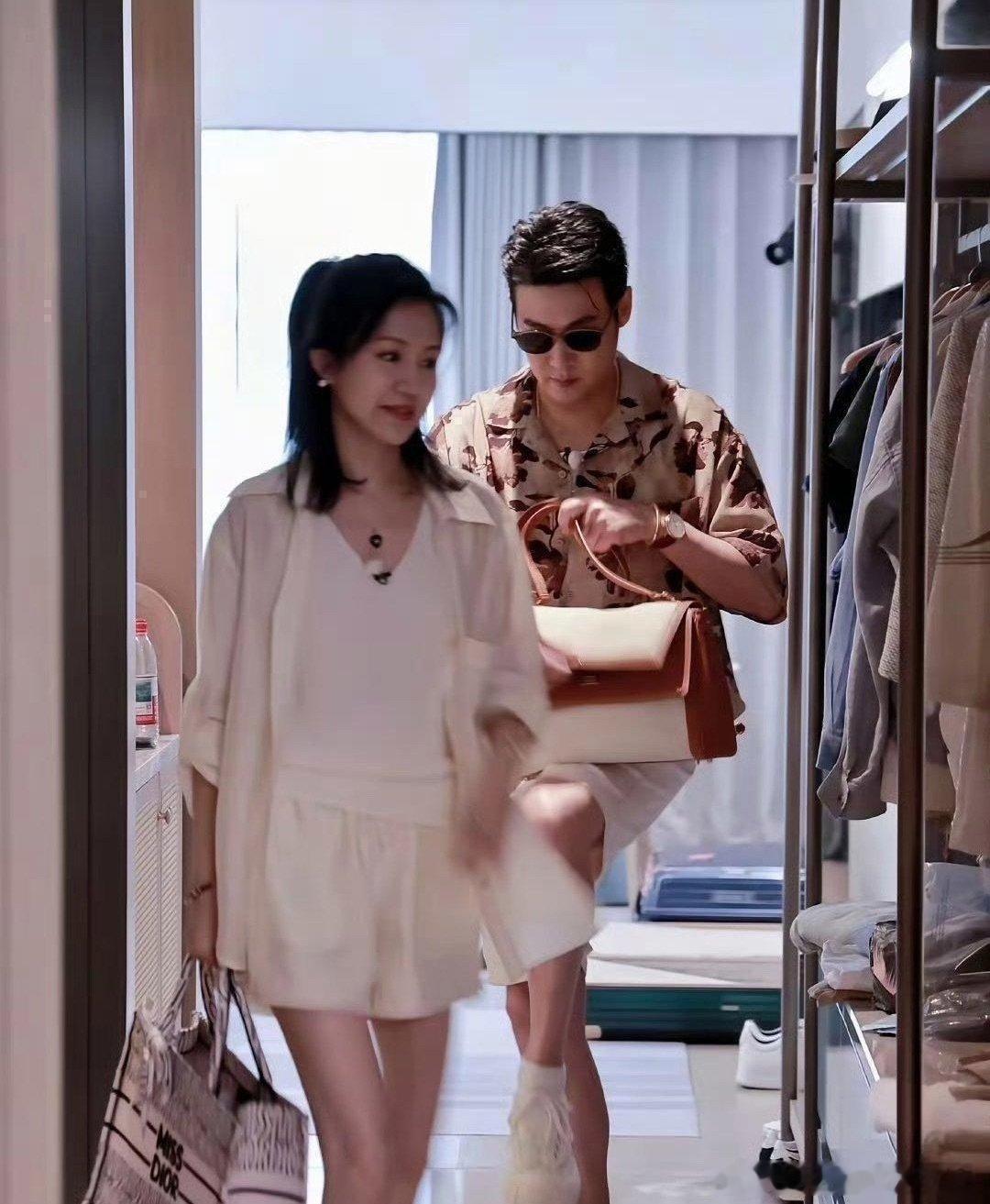 陆毅：我当年就是一眼相中鲍蕾那双腿了。现在好了，一家4口全是长腿，根本看不过来，真的看不过来。​