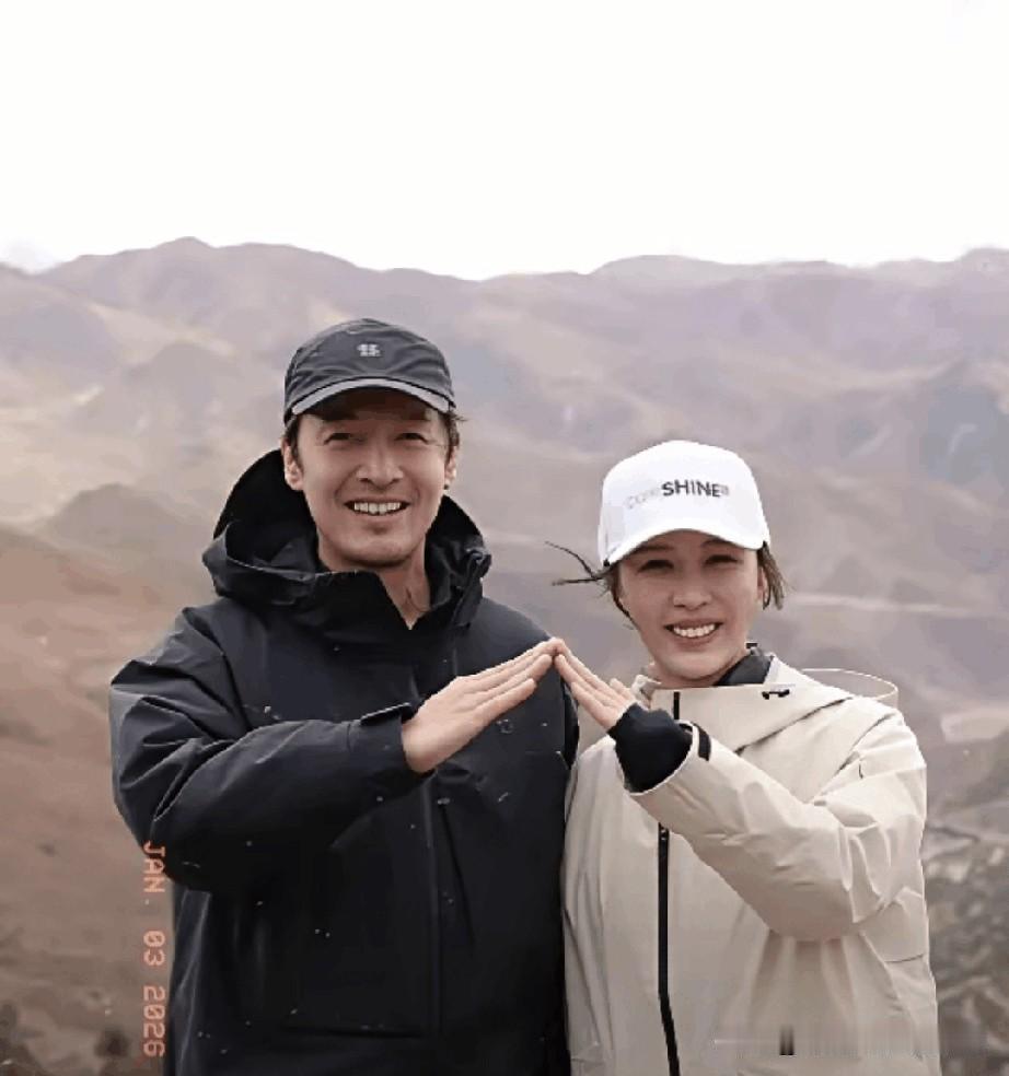 男明星我认识，他是演技派男演员胡歌，笑起来好大气，温润如玉，他演的很多影视剧作品
