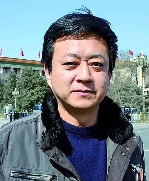 他离开央视时，清空了办公室，唯独没带走那支用了二十年的话筒。58岁，从家喻户晓