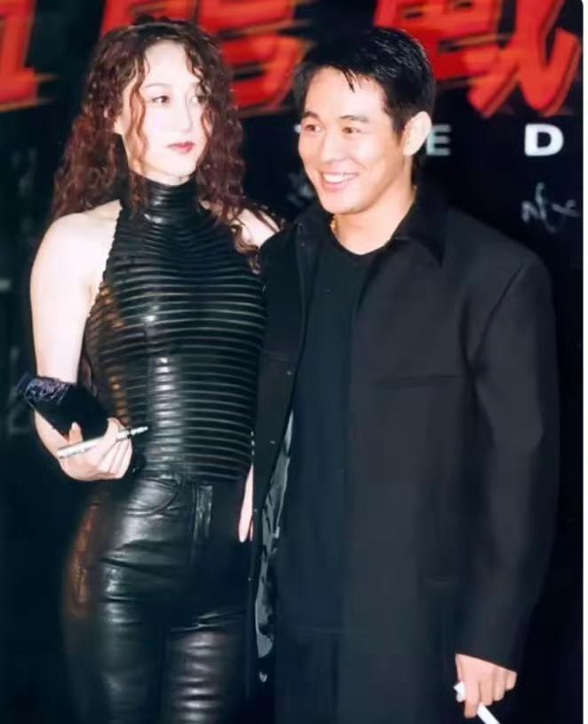 或许李连杰这辈子最骄傲的事情就是娶到利智这样漂亮的老婆！当初为了娶利智，李连杰