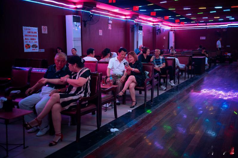 这个问题，关闭舞厅社会普通老百姓无娱乐场所。歌城，会所不是老百姓能消费的地方。舞