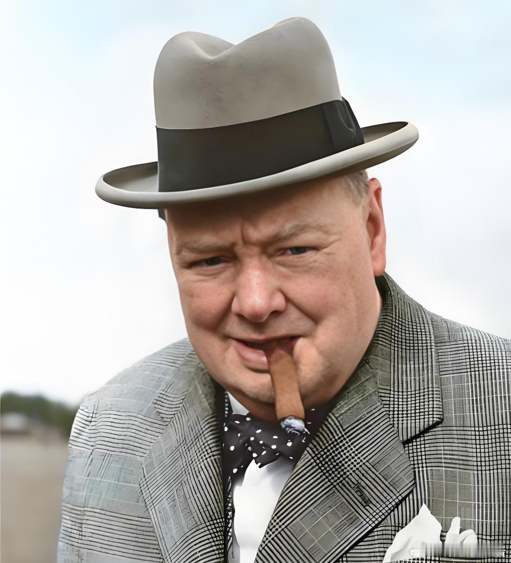 在雅尔塔会议召开之前，英国首相丘吉尔因尿急转身进了贵宾室的卫生间，这是斯大林也跟