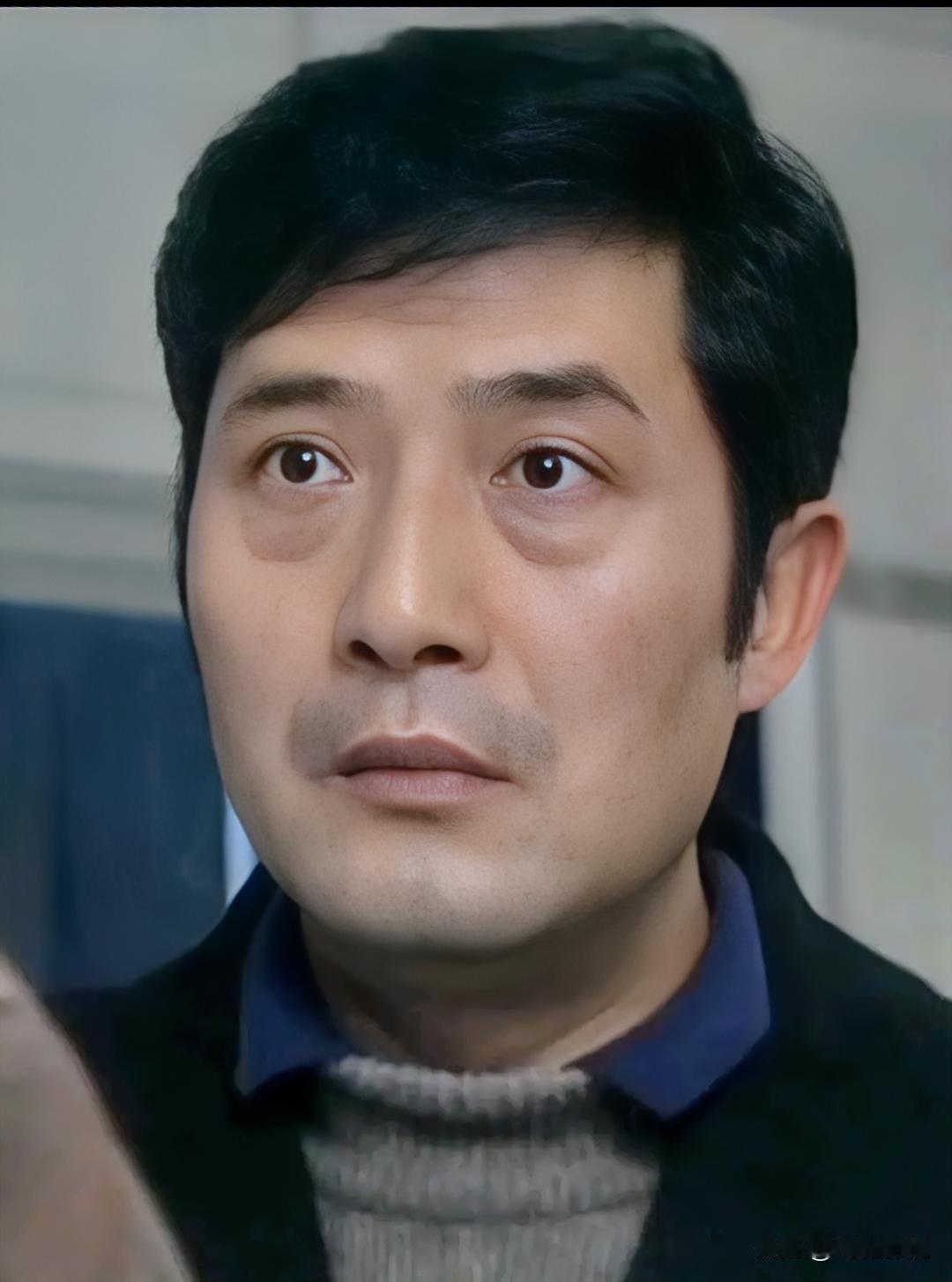 他演技好、人品好，为人正直，极具辨识度，片约不断，但始终戏红人不红。他今年69