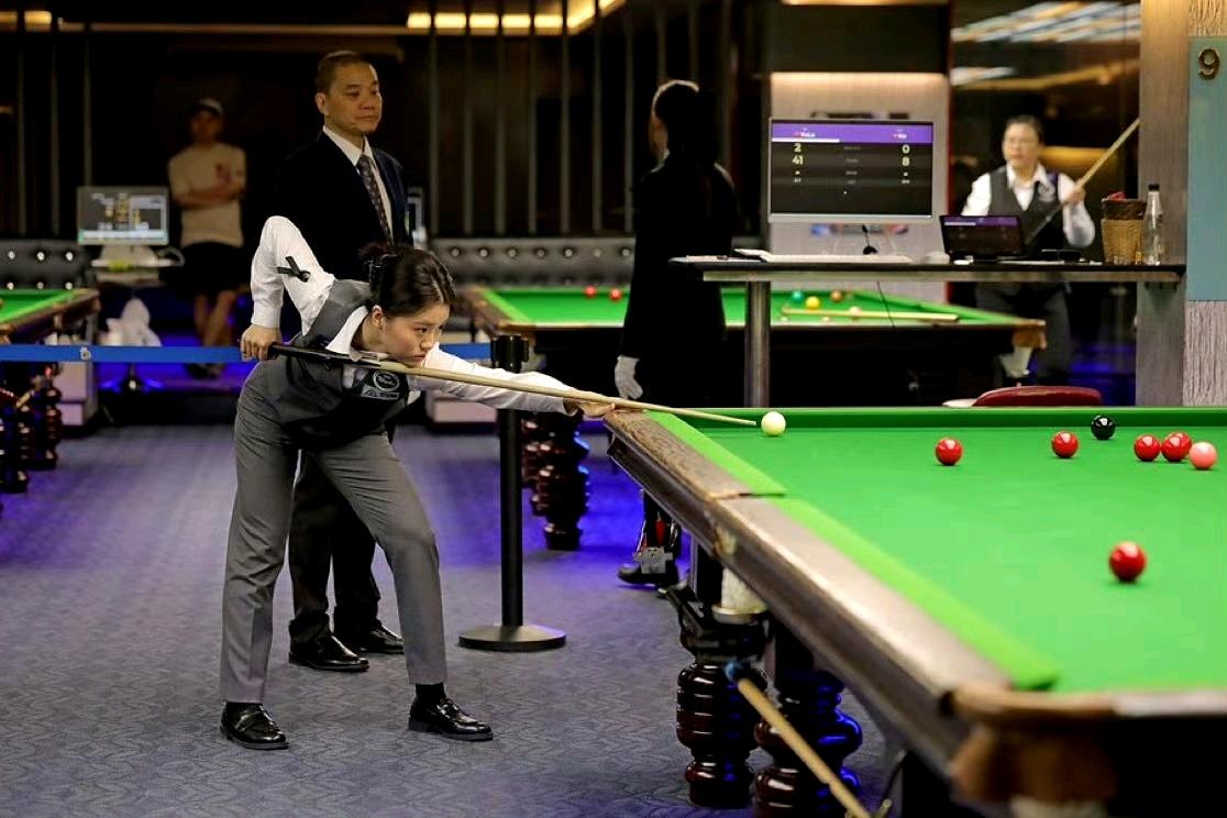 一眨眼白雨露又进了八强！经历过职业巡回赛的大风大浪，感觉白雨露打女子斯诺克非常轻