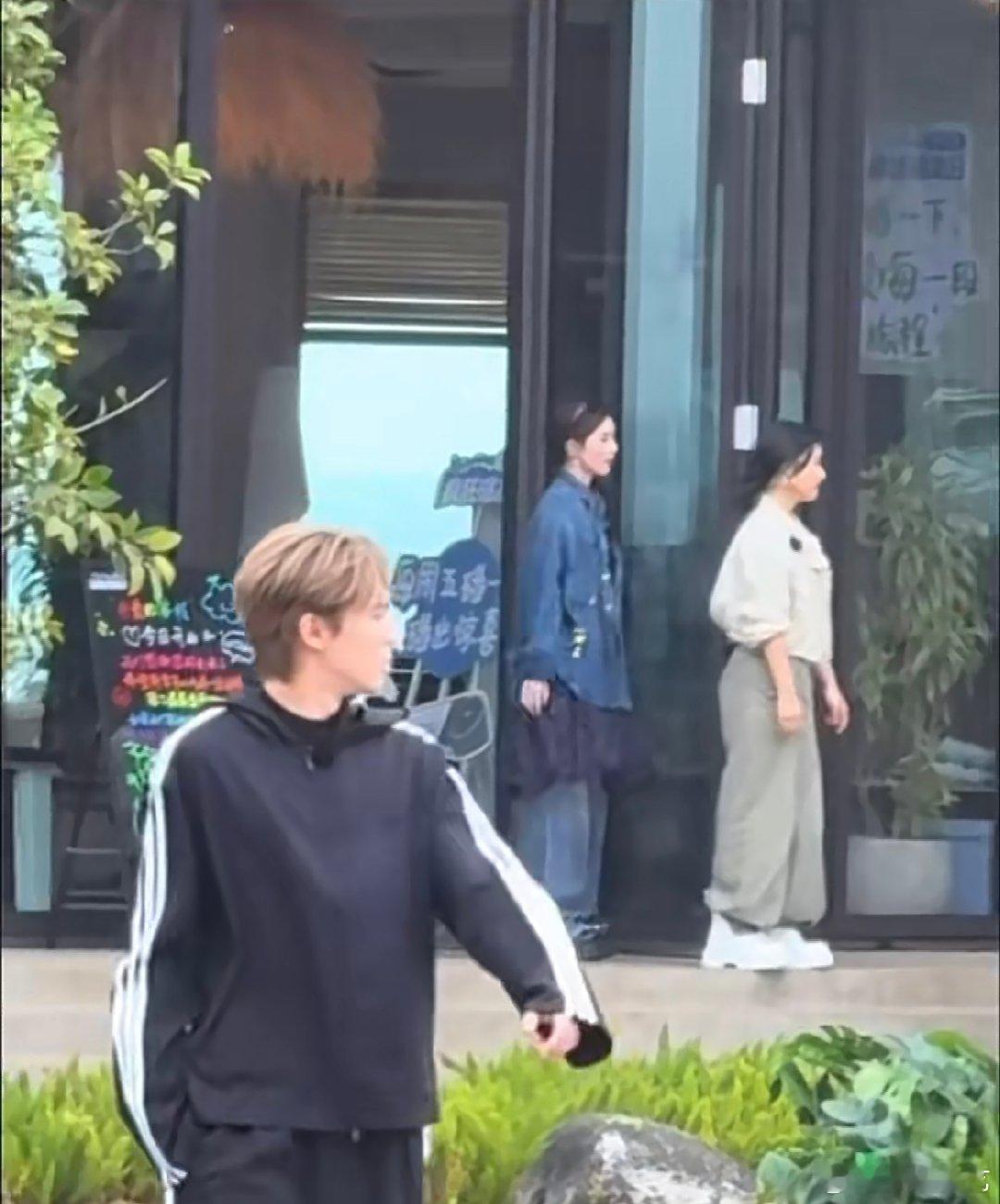 王鹤棣白鹿沈月同框白鹿沈月互动这阵容谁能不期待！王鹤棣白鹿沈月同框录综艺，高颜值