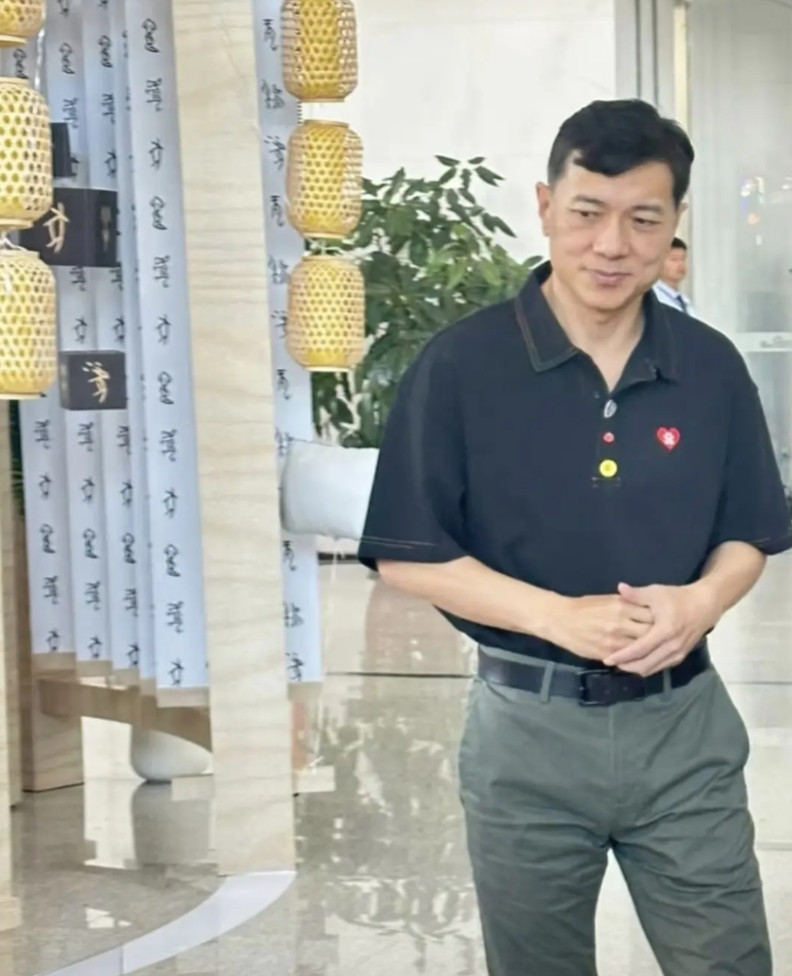 李彦宏已经57岁了，身材保持着很不错，公司发展得却很一般。早早就把百度外卖卖了，