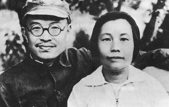1987年6月30日，张闻天夫人刘英在中央档案馆鉴定长征途中会议记录。她曾是当时