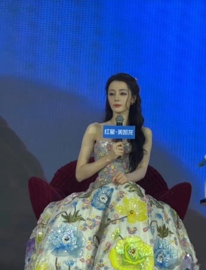 原相机下的迪丽热巴，无美颜滤镜，真实颜值尽显。​​​​