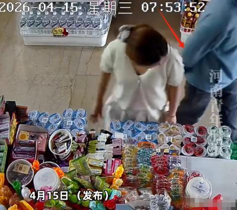 一男子进入超市购物，看到女店主弯腰在理货，男子见色起意慢慢靠近，趁女店主不注意立