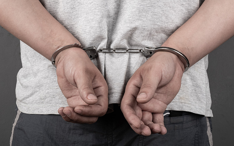 在重庆这起案件里，38岁的代某被两人围殴，掏刀刺伤对方腿部后反遭持续压制。法院认定这不属于正当防卫，
