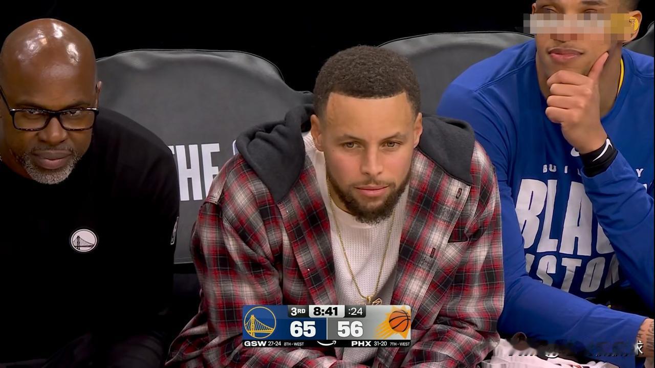 勇士当家球星库里真是太忐忑不安了！在今天勇士客场挑战太阳的比赛中，当时比赛进行到