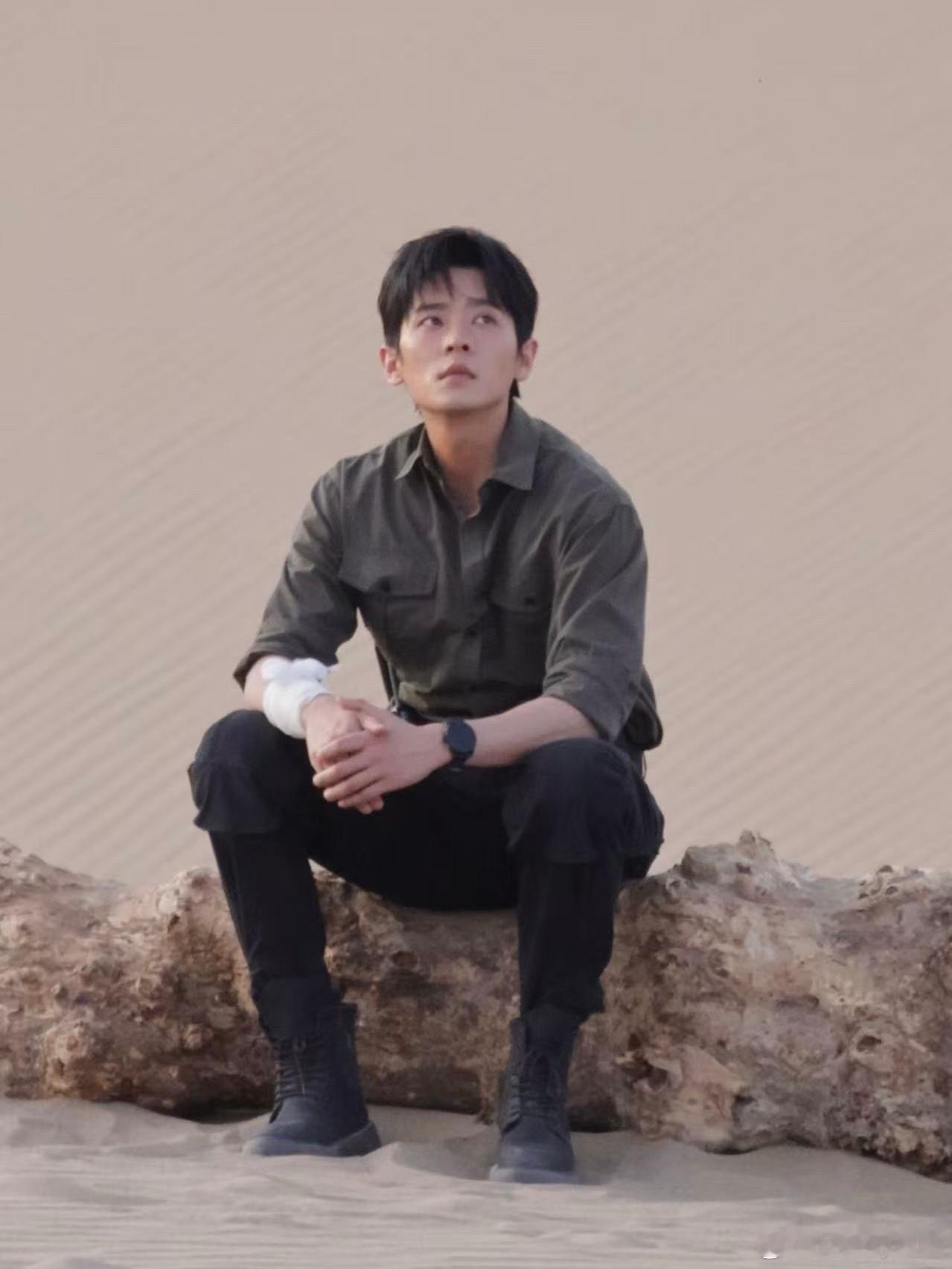 许你星河千里透过路透图感受到浓浓的CP感，两位主演的互动自然又有趣，沙漠生存与